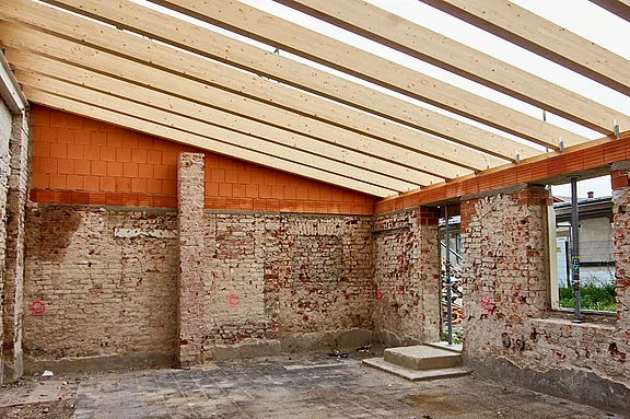 Innenansicht der Produktionshalle in Radeberg während der Sanierung