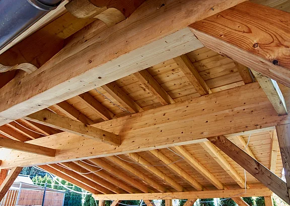Holzkonstruktion des Dachstuhls eines Bungalows