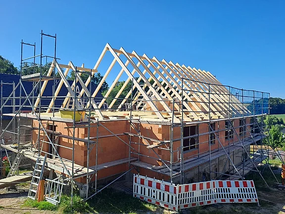 Wohnhaus in Berthelsdorf während der Aufstockung und Errichtung des Dachstuhls