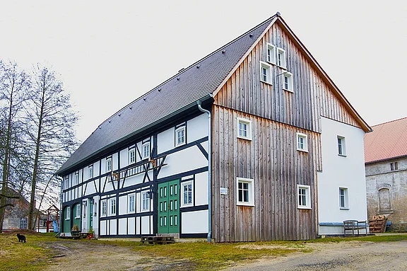 Seitenansicht eines denkmalgerecht sanierten Umgebindehauses in Schlegel
