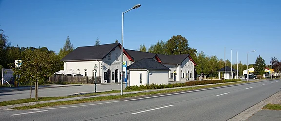 Neu gestalteter Bahnhofvorplatz in Herrnhut