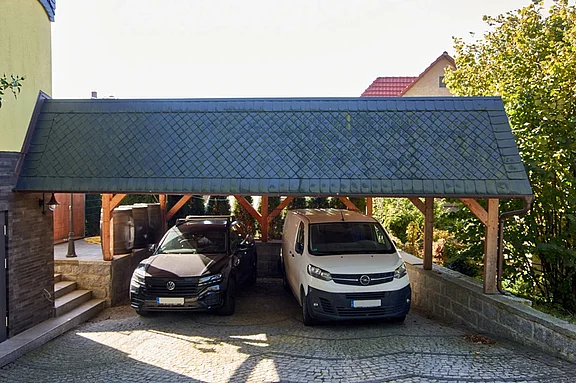 Carport in Holzkonstruktion mit zwei Stellplätzen