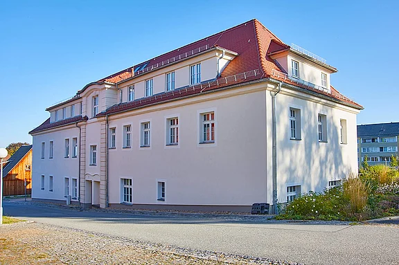 Seitenansicht des sanierten Ärztehauses in Herrnhut